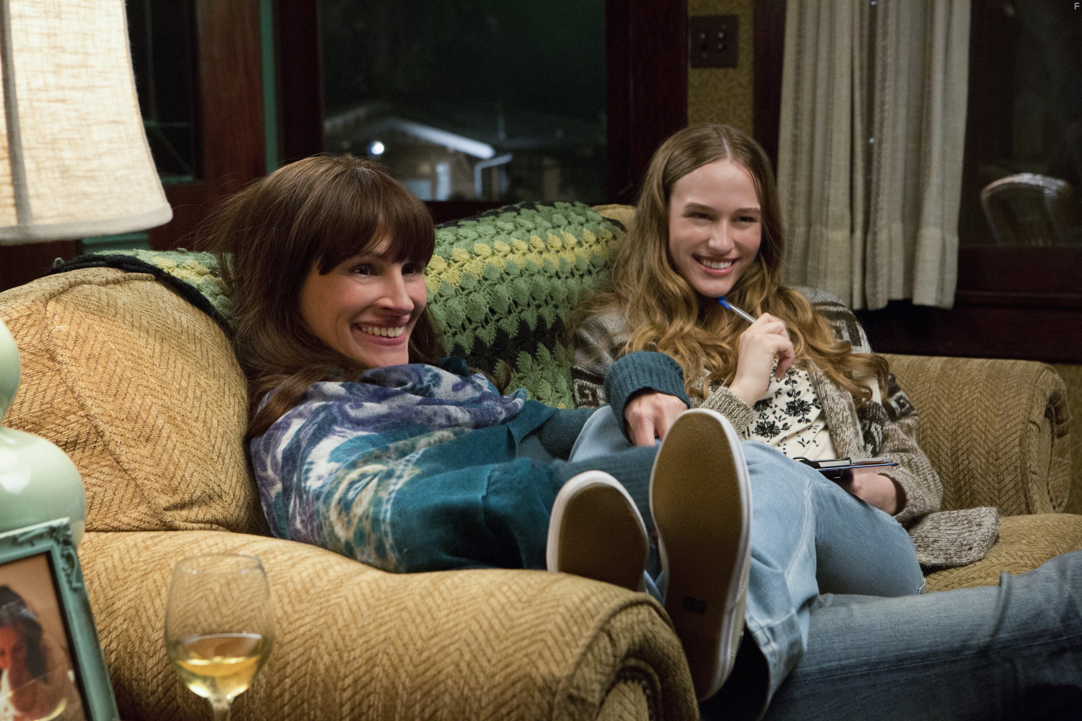 Julia Roberts and Zoe Graham in Тайна в их глазах (2015)