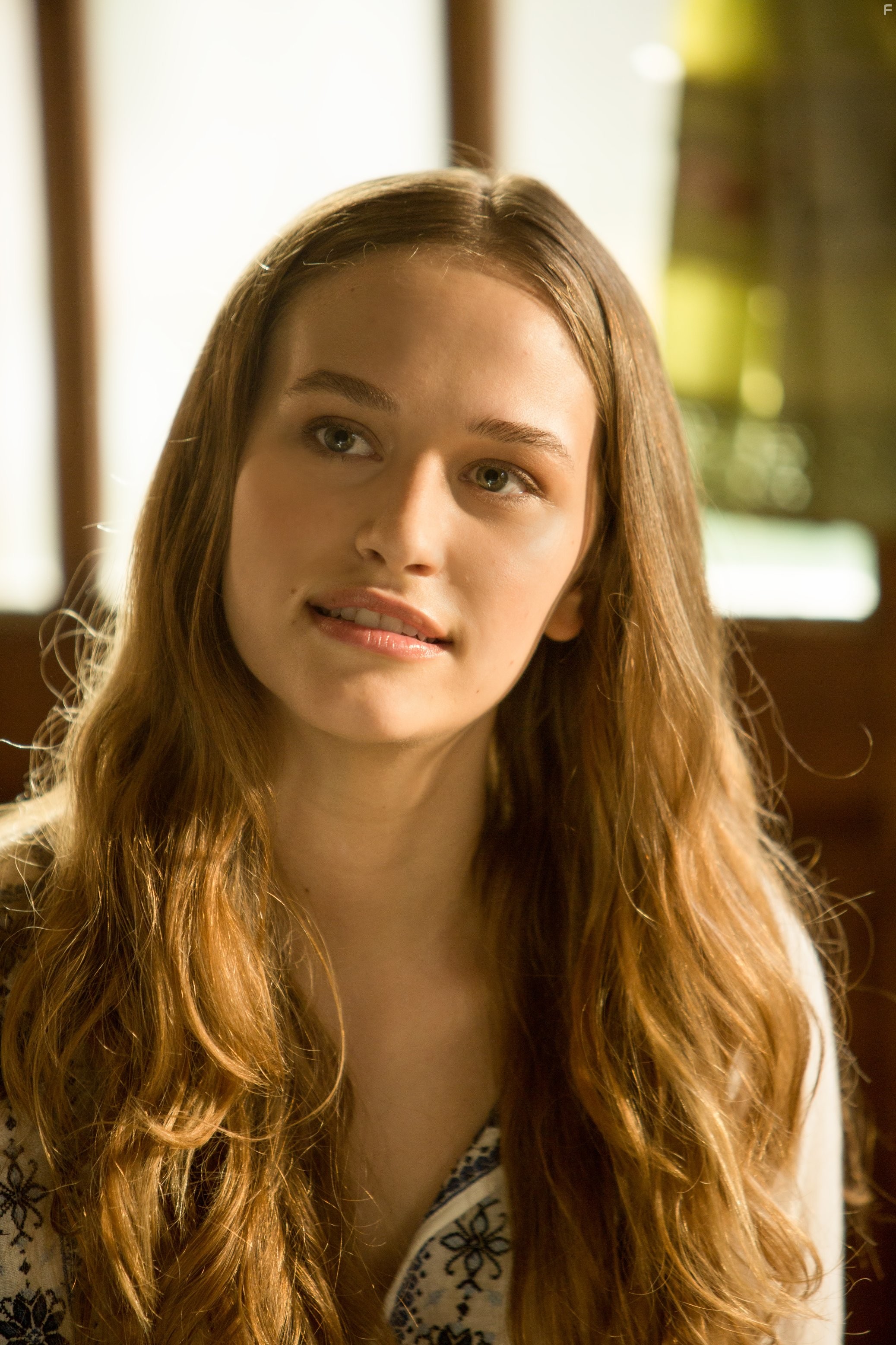 Zoe Graham in Тайна в их глазах (2015)