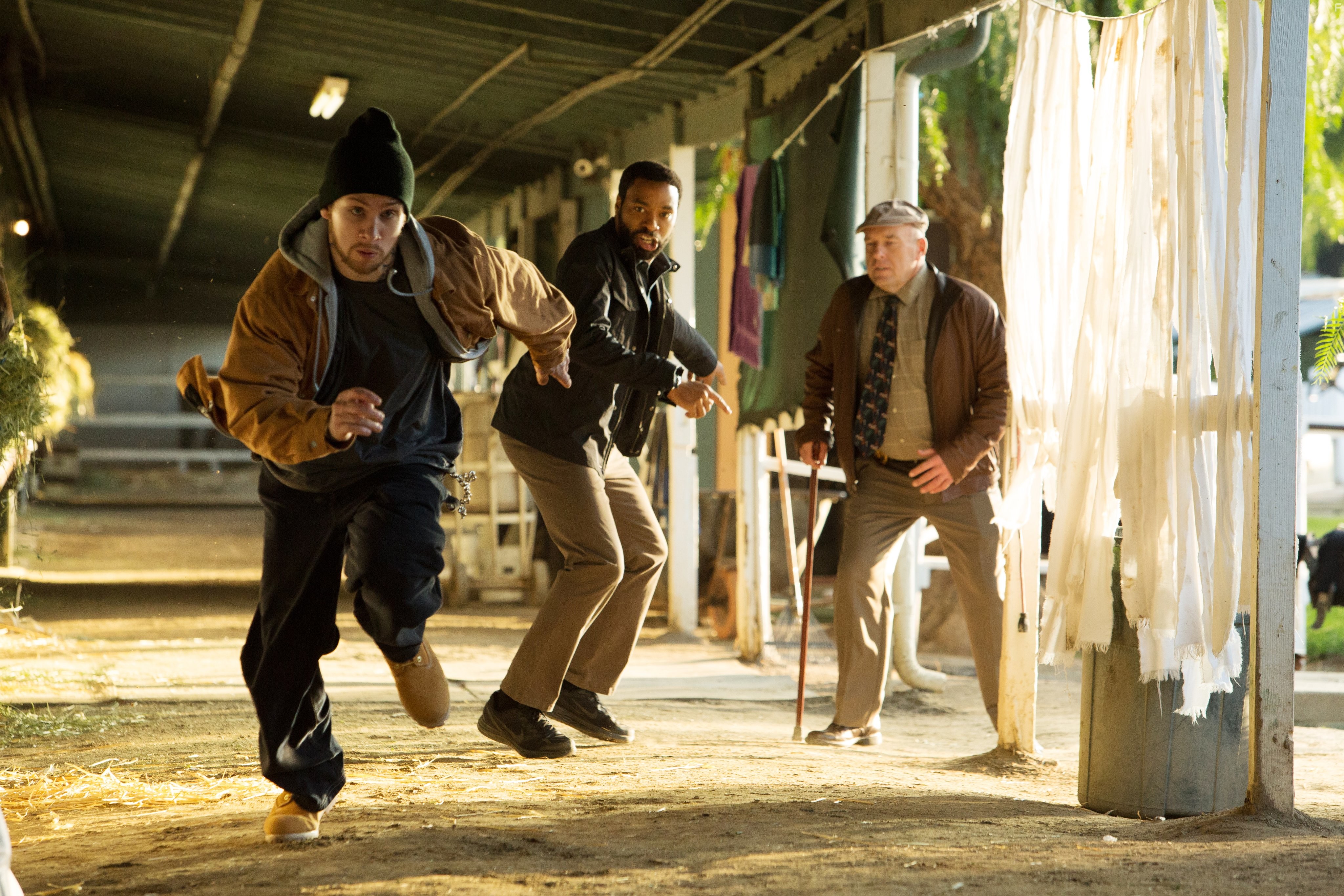 Chiwetel Ejiofor, Dean Norris, and Joe Cole in Тайна в их глазах (2015)