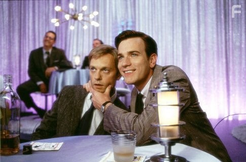 Ewan McGregor and David Hyde Pierce in К черту любовь! (2003)