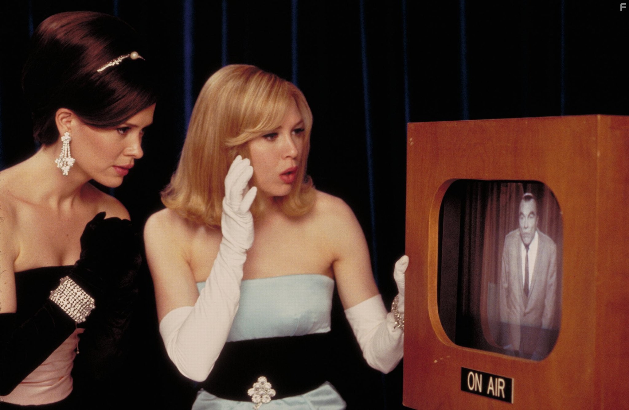 Ren?e Zellweger and Sarah Paulson in К черту любовь! (2003)