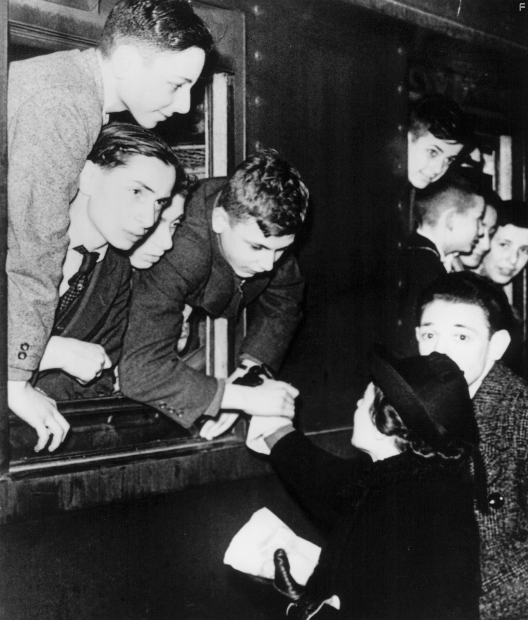 Into the Arms of Strangers: Stories of the Kindertransport (2000)