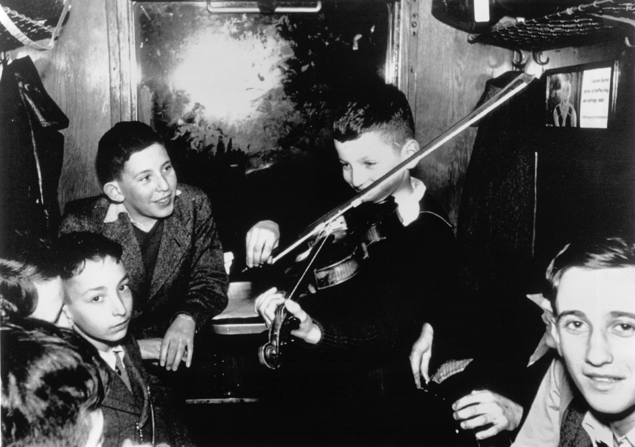 Into the Arms of Strangers: Stories of the Kindertransport (2000)